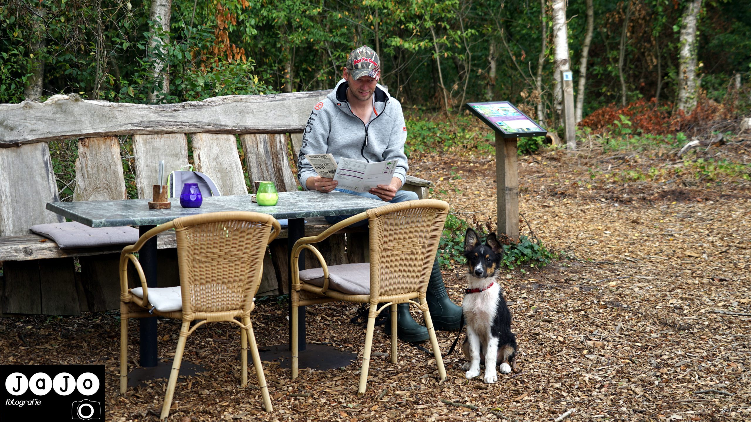 op het terras bij theehuis de bosrand wachten wij op koffie. Puppy, Wandelen, Laarzenpad, Staatsbosbeheer, Drenthe, Norg, Natuur, Landschap, Vlinder, Flora en Fauna.